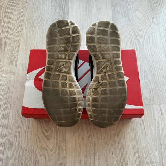 Nike Roshe One women’s black white running training shoe in box size 8 - Picture 6 of 7